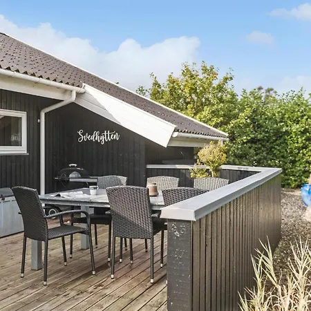 3 Bedroom Lovely In Holiday home